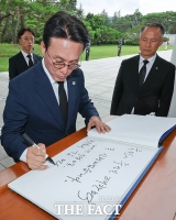  현충원 참배후 방명록 작성하는 김민석 국무총리 [포토]