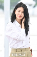  '청순함 가득' 수지...화보 같은 출국길 [TF사진관]