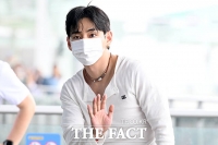 '제대 후 첫 일정' 방탄소년단 뷔, 훈훈한 손 인사 [TF사진관]