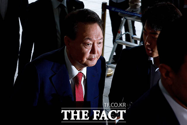 윤석열 전 대통령이 5일 오전 서울 서초구 서울고검 청사에 마련된 '내란 특검' 사무실에 피의자 신분으로 출석하고 있다./배정한 기자