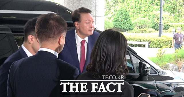 윤석열 전 대통령이 5일 오전 9시 1분, 서울 서초동 서울고등검찰청에 출석하고 있다.특검 조사를 받기 위한 이번 출석은 지난주 1차 조사에 이어 두 번째로, 윤 전 대통령은 취재진의 질문에 일절 답하지 않고 묵묵부답으로 청사에 입장했다. /서울 고검=오승혁 기자