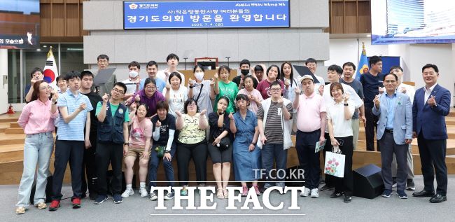 지난 4일 경기도의회에 방문한 작은행동 한사랑 소속 장애인들이 본회의장에서 기념촬영을 하고 있다./경기도의회