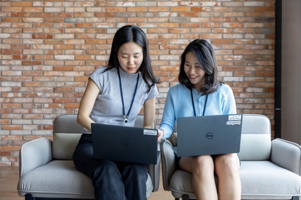 쿠이 금융 분야 인재 개발 프로그램 'CFDP(Coupang Finance Development Program)'를 운영하고 있다. CFDP를 통해 쿠팡에 입사한 구현지 씨(왼쪽)와 조한나 씨가 사내 라운지에서 노트북을 보며 업무에 대해 의견을 나누는 모습. /쿠팡