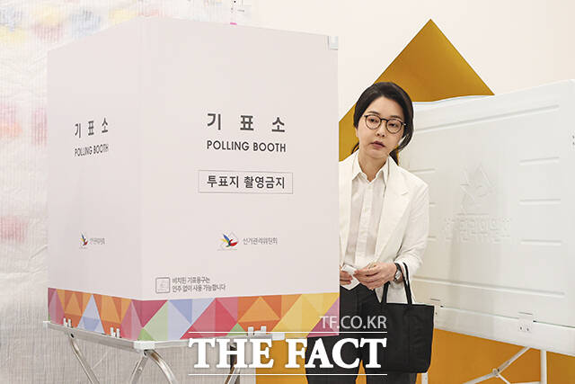 윤석열 전 대통령의 부인 김건희 여사가 6월 3일 오전 서울 서초구 원명초등학교에 마련된 서초4동제3투표소에서 기표를 마친 뒤 기표소에서 나오고 있다. /임영무 기자