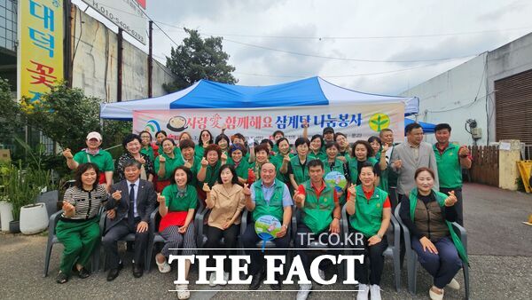 대전 대덕구 오정동 새마을부녀회가 5일 지역 어르신들의 건강한 여름나기를 기원하며 저소득 가구 등 어르신 300분을 초청해 사랑愛 함께해요 삼계탕 나눔행사를 진행했다./대덕구