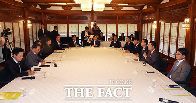 더불어민주당과 정부가 6일 오후 서울 종로구 삼청동 국무총리 공관에서 열린 이재명 정부 첫 고위당정협의회에서 여러 안건을 논의했다. /배정한 기자