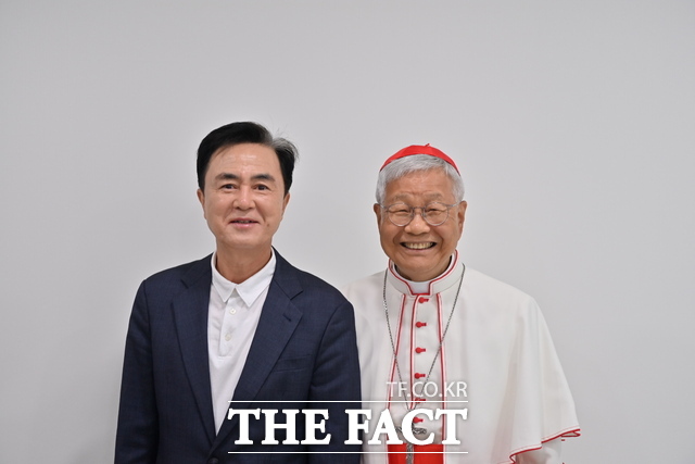 김태흠 충남도지사(왼쪽)가 6일 서산 해미국제성지에서 열린 유흥식 추기경 접견 미사에 참여한 가운데 기념촬영을 하고 있다. /충남도
