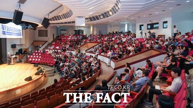단국대 천안캠퍼스서 열린 충남미래교육국제콘퍼런스에 교육 관계자와 도민 등이 참여해 경청하고 있다. /충남교육청