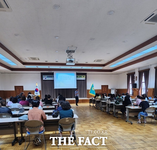 대전시가 관내 초·중·고 및 특수학교 영양교사 313명을 대상으로 우리 농산물 이해 교육을 실시하고 있는 모습 /대전시