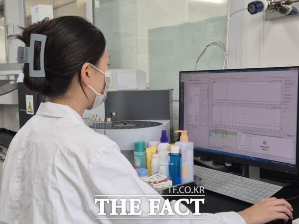 대전보건환경연구원 관계자가 해외직구 화장품을 대상으로 유해물질 검사를 실시하고 있는 모습 /대전시