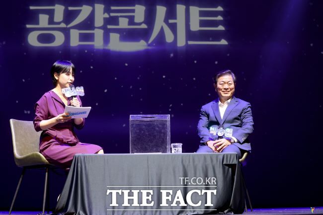 박승원 광명시장이 지난해 공감 콘서트에서 시민들과 대화하고 있다./광명시