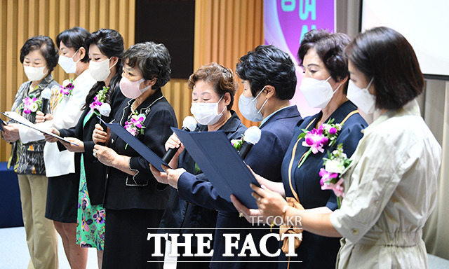 2022년 9월1일 오전 서울시청에서 서울특별시 성평등상 및 유공 표창 시상식이 열린 가운데 수상자들이 최초의 여성권리선언인 여권통문을 낭독하고 있다. 오세훈 서울시장은 이날 성평등주간과 여권통문의 날을 기념한 서울시 성평등상 및 유공 표창 시상식에 참석해 수상자에게 상패와 표창장을 수여했다./더팩트DB