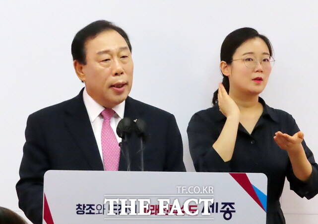 최민호 세종시장이 7일 시청 정음실에서 기자회견을 갖고 이재명 대통령에게 보내는 서한문을 발표하고 있다. /김형중 기자