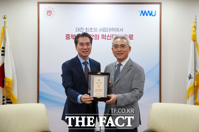 7일 오전 목원대 대학본부 총장실에서 이희학 총장(오른쪽)과 정철호 산학협력단장이 국가보훈부 장관 감사패를 들고 기념 촬영을 하고 있다. /목원대