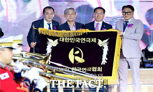 유정복 인천시장(오른쪽에서 두번째)이 5일 중구 상상플랫폼에서 열린 제43회 대한민국연극제 인천 개막식에서 개막선언을 하고 있다./인천시