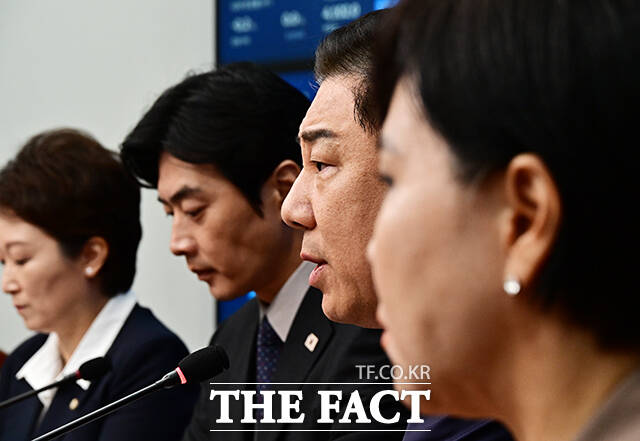 민주당 검찰 조작기소 대응 TF 위원들은 이재명 대통령이 기소된 쌍방울그룹 대북송금 사건에 관여한 의혹을 받는 배상윤 KH그룹 회장의 주장을 근거로 검찰 공소사실을 정면 반박했다. /배정한 기자