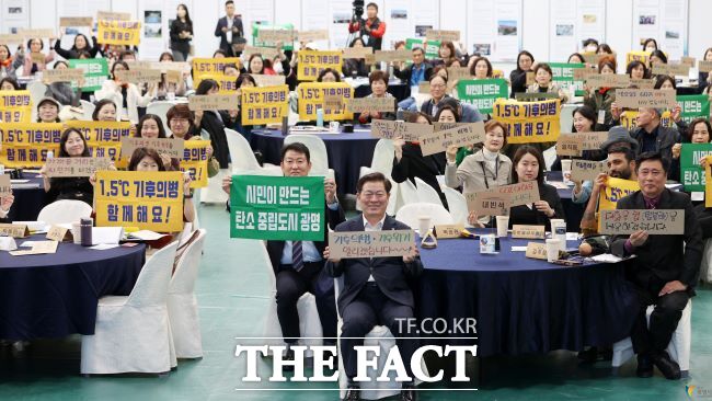 박승원 광명시장(가운데)이 지난해 탄소중립! 밖에서 제대로 실천 경진대회에 참석해 기념사진을 촬영하고 있다. /광명시