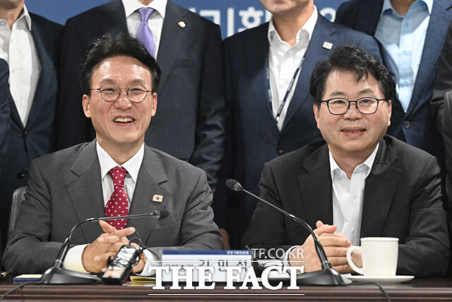 김민석 국무총리(왼쪽)와 이한주 국정기획위원회 위원장이 7일 오후 서울 종로구 국정기획위원회에서 열린 제4차 전체회의에서 기념촬영을 하고 있다. /청사사진기자단