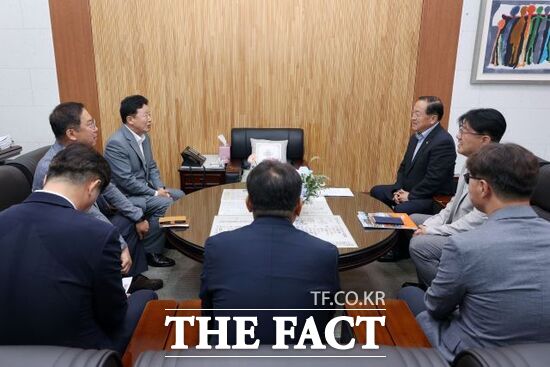 서태원 경기 가평군수(왼쪽 3번째)와 이병선 강원 속초시장(왼쪽 5번째)을 비롯한 양 기관 관계자들이 지난 4일 속초시청에서 차담회를 갖고 접경지역 지정 이후 양 지자체의 상호 발전을 위한 논의를 하고 있다. /가평군