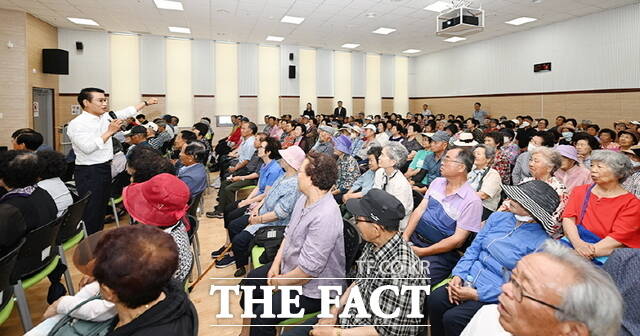 2일 최경식 전북 남원시장(왼쪽)이 동부노인복지관에서 복지정책 간담회를 통해 시민들과 소통하는 행사를 진행하고 있다. /남원시