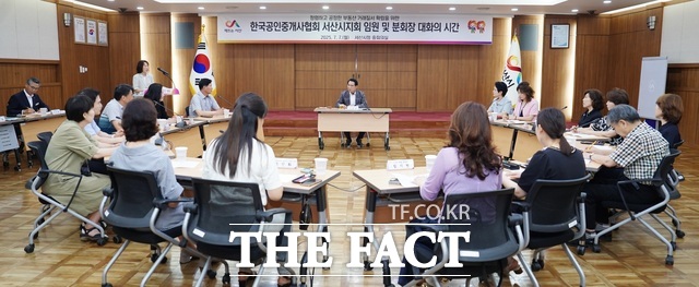 이완섭 서산시장이 7일 시청 중회의실에서 한국공인중개사협회 서산시지회 임원진과 간담회를 하고 있다. /서산시