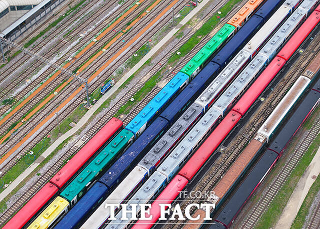 7일 오전 서울 마포구 디지털미디어시티역 인근 선로에 기차가 줄지어 서 있다. /박헌우 기자