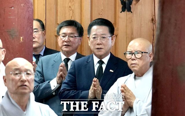 김영록 전남도지사가 7일 오전 영광 불갑사 취암당 만당 종사 영결식에 참석하고 있다./전남도