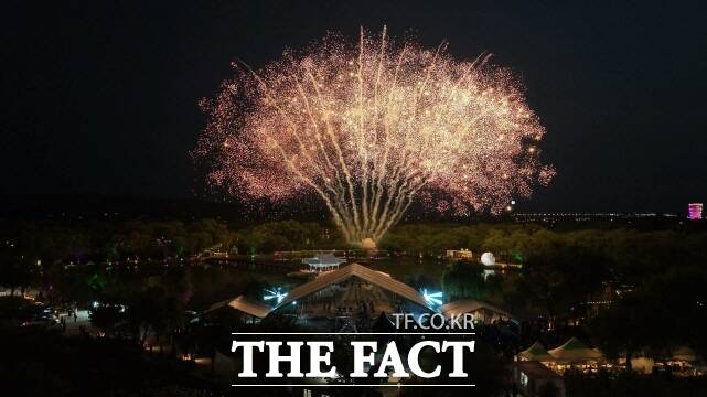 제23회 부여서동연꽃축제가 6일 궁남지 일원에서 성황리에 패막한 가운데 Lotus 불꽃아트쇼가 펼쳐지고 있다. /부여군