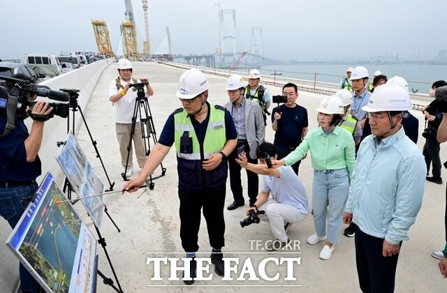 유정복 인천시장이 7일 제3연륙교 건설 사업 현장을 점검하고 있다./인천시