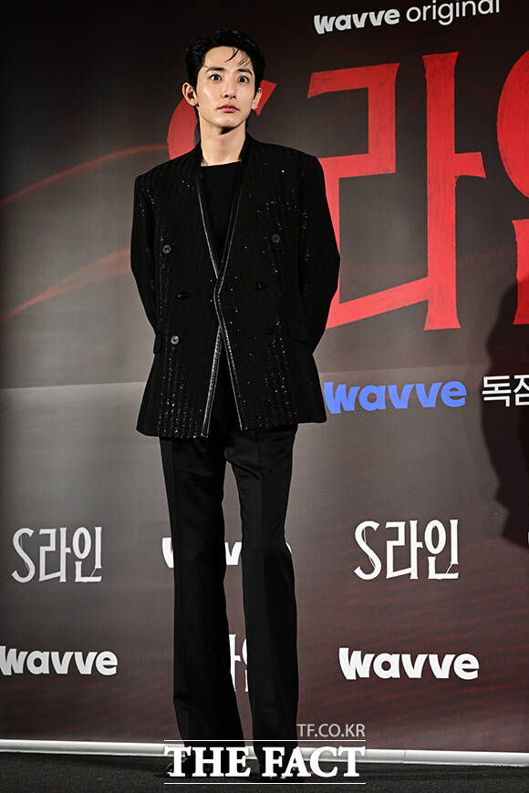 훤칠한 외모 뽐내는 배우 이수혁.