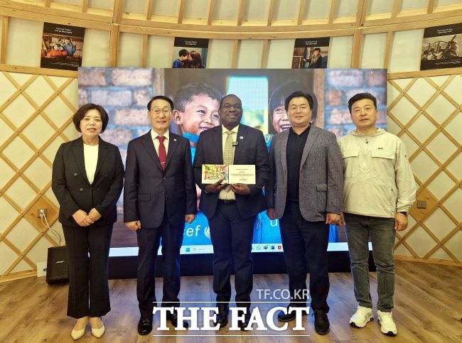 왼쪽부터 신계용 과천시장, 이용록 홍성군수, 유니세프 몽골사무소 대표, 임병택 시흥시장, 최재구 예산군수가 유니세프 몽골사무소에서 간담회를 갖고 기념 촬영을 하고 있다./과천시