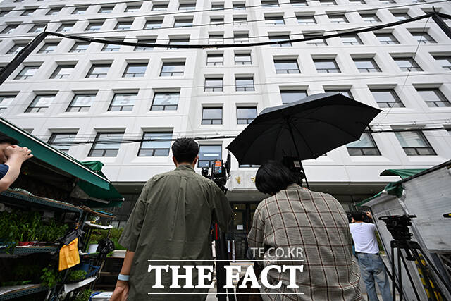 김건희 여사와 관련한 의혹을 수사하는 민중기 특별검사팀 관계자가 압수수색 중인 지난 3일 오후 서울 종로구 삼부토건 사무실 건물 앞에 취재진이 대기하고 있다. /서예원 기자