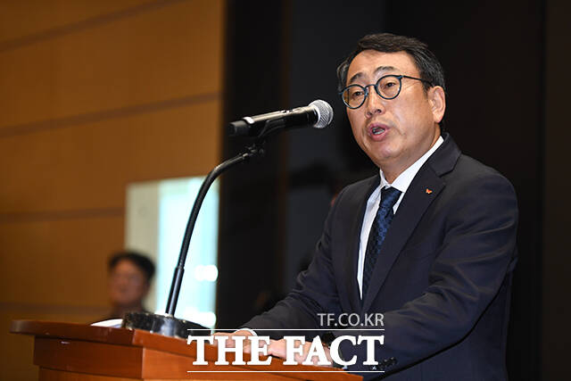 SK텔레콤(SKT)가 지난 4월 발생한 유심 해킹 사태 관련 위약금 면제, 통신요금 할인 등의 이례적인 대규모 보상 대책을 내놨지만, 이용자들 사이에서는 SKT가 주는 혜택이 단 하나도 쓸 데가 없다며 여전히 불만의 목소리가 나오고 있다. /장윤석 기자