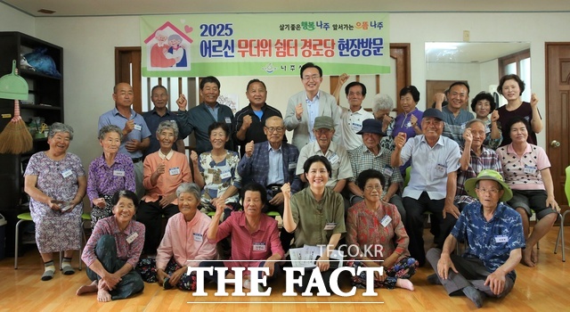 윤병태 나주시장이 금천면에 마련된 무더위쉼터를 방문해 시민들의 불편 사항을 확인한 뒤 기념사진을 찍고 있다./나주시