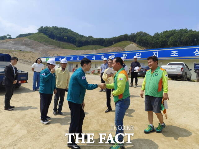 김하균 세종시 행정부시장(왼쪽)이 7일 대형공사장, 무더위쉼터 현장을 점검하고 있다. /세종시