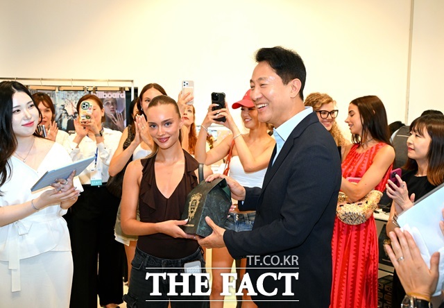 오세훈 서울시장이 4일 K-Vibe from Seoul 팝업 전시장에서 이벤트를 통해 현지 인플루언서에게 선물을 증정하고 있다./서울시