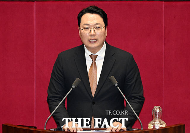 천하람 개혁신당 당대표 권한대행 겸 원내대표가 윤석열 전 대통령의 그림자가 여전히 정치권에 드리워져 있어 이재명 정부와 더불어민주당이 제대로 비판받지 못하고 있다고 주장했다. /배정한 기자