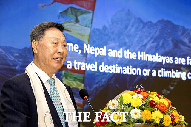 강태선 BYN블랙야크그룹 회장이 5일(현지시간) 히말라야의 미래를 논의하기 위해 네팔 카트만두에서 열린 서밋 포 어스(Summit for Earth)에 참석해 히말라야 기후헌장 2025를 발표하고 있다. /카트만두=사진공동취재단