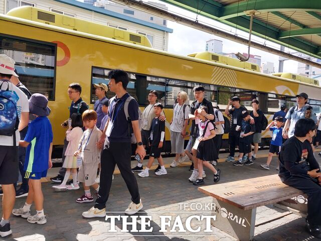 5일 오전 아버지와 자녀들이 함께 손 잡고 2025 자녀와 함께 나누는 이야기 열차에 탑승하고 있다. /충남교육청