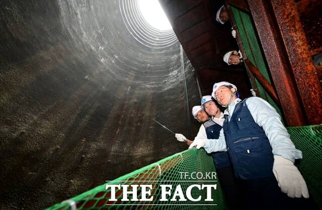 유정복 인천시장이 7일 중구 영종도 해저송수관로 건설공사 터널 관통식에서 현장을 점검하고 있다./인천시