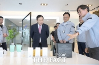  최민호 세종시장, K뷰티 핵심기업 '나우코스' 찾아가 소통