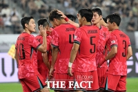  동료들의 축하 받는 김주성 [포토]