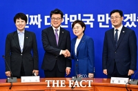  손 맞잡은 여야 정책위의장 [TF사진관]