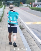  '왼발 박사' 이범식 씨, 'APEC 성공' 염원 378km 국토 도보 화제