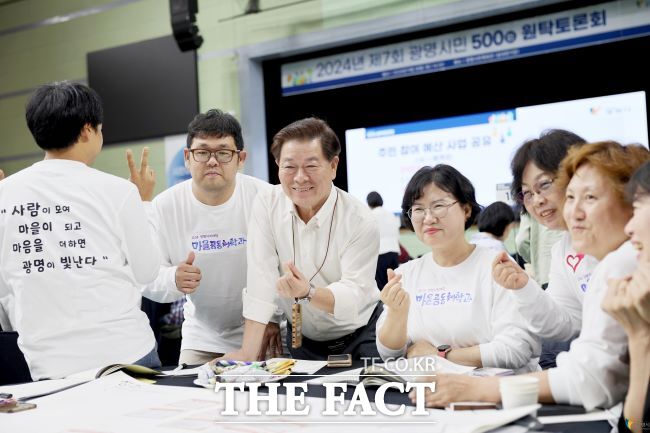 박승원 광명시장(가운데)이 지난해 열린 500인 원탁토론회에서 참석자들과 기념사진을 촬영하고 있다./광명시