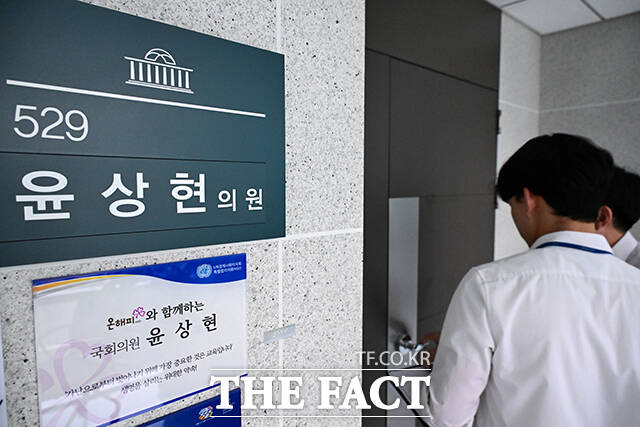 8일 오후 김건희 특검팀이 윤상현 국민의힘 의원에 대한 압수수색을 실시한 가운데 서울 여의도 국회 의원회관 윤상현 의원 사무실 앞에서 국회 관계자들이 대기하고 있다. /국회=남윤호 기자