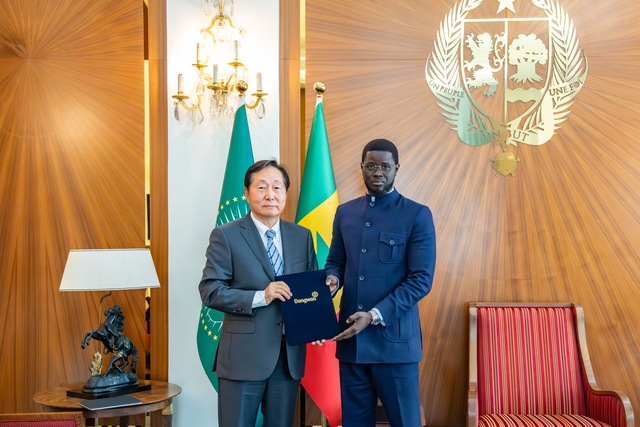 7일(현지시간) 세네갈 다카르의 대통령궁에서 바시루 디오마예 파예 대통령(오른쪽)과 동원산업 총괄임원 이명우 부회장이 기념 촬영하고 있다. /동원산업