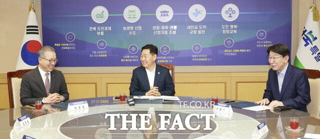 8일 전북도청 도지사 회의실에서 열린 전주 종합경기장 MICE 복합단지 관광호텔 건립 투자협약식에 참석한 김관영 도지사(가운데)와 우범기 전북 전주시장(왼쪽 세번째), 정준호 롯데쇼핑 대표가 환담을 나누고 있다. /전북도