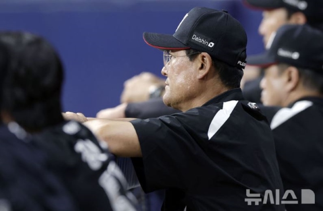 KT의 이종범 코치가 최강야구 감독을 맡기 위해 시즌 도중 사표를 내 야구계에 충격을 던졌다. 사진은 지난 5월 23일 서울 구로구 고척스카이돔에서 키움 전을 지켜보고 있는 이종범 당시 코치의 모습./뉴시스