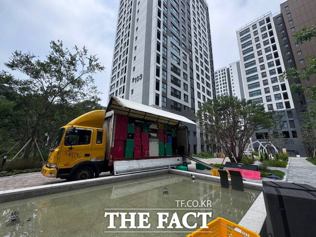 분당 아테라 이사 차량 모습./성남시